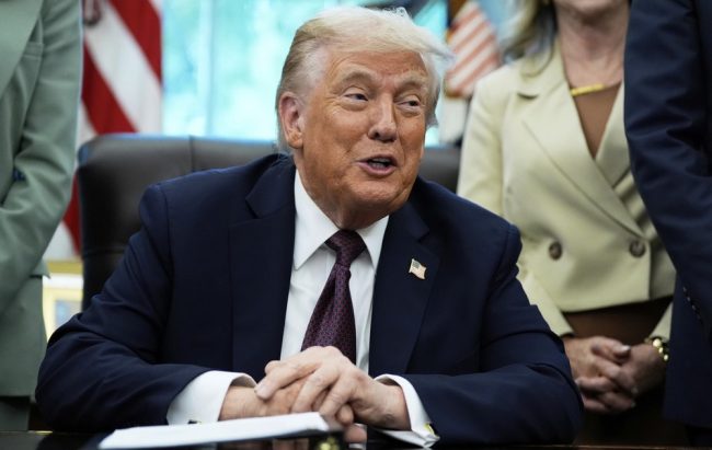 АМЕРИКАНЦИТЕ ЌЕ ДОБИЈАТ ПО 2.000 ДОЛАРИ ОД ПРИХОДИТЕ ОД ЦАРИНИТЕ, КАЖА ТРАМП