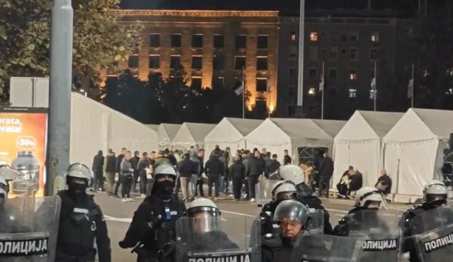 📽️Белград како ВОЕНА ЗОНА: Уапсен поранешен кошаркар на српската репрезентација, насилно фрлен на асфалтот пред зградата на РТС