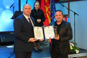 Градоначалникот на Општина Куманово, му додели општествено признание за посебни постигнувања на Академскиот ликовен уметник м-р Зоран Арсовски – Бабата