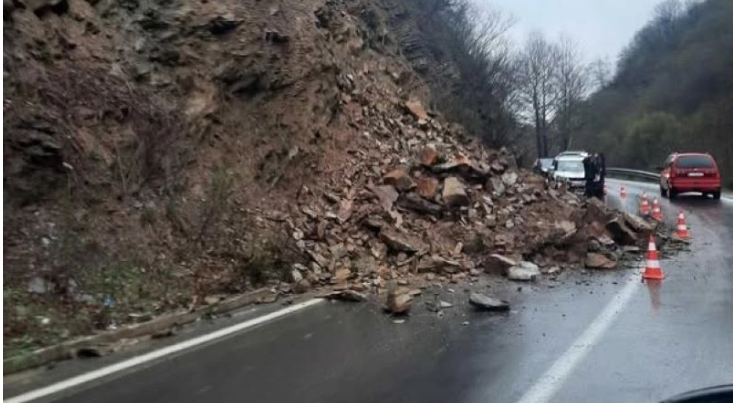 Прекин на патот Македонски Брод – Скопје поради одрон