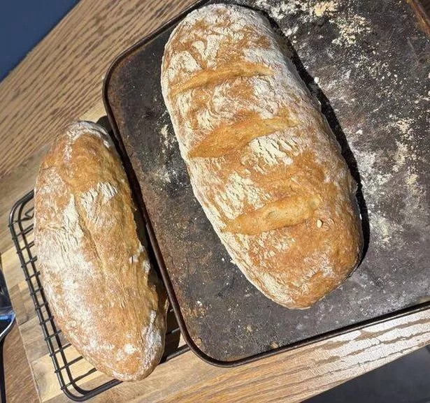 Пет минути работа за најмекиот леб: Четири состојки, БЕЗ МЕСЕЊЕ – зимската магија што ќе ви ја наполни куќата со мирис на пресно лепче