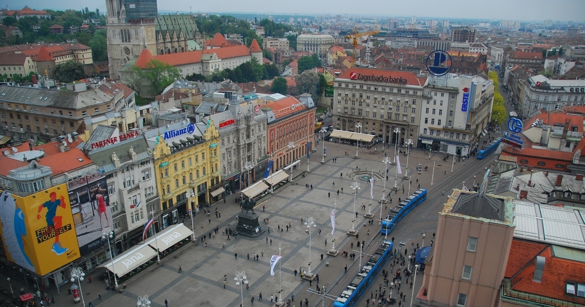 Гори облакодерот Вјесник во Загреб, гасењето ќе трае цел ден
