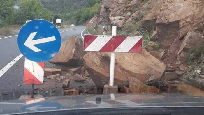 Одрон на патот Маврово-Дебар кај село Врбјани, сообраќајот по една лента