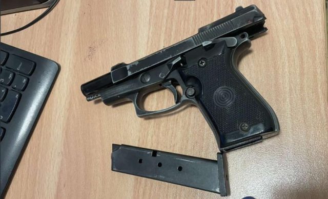 Тетовец вперил пиштол во полицајци