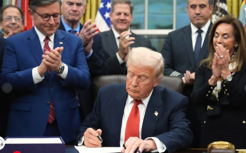 Трамп го потпиша договорот, прекинато најдолгото затворање на владата во историјата