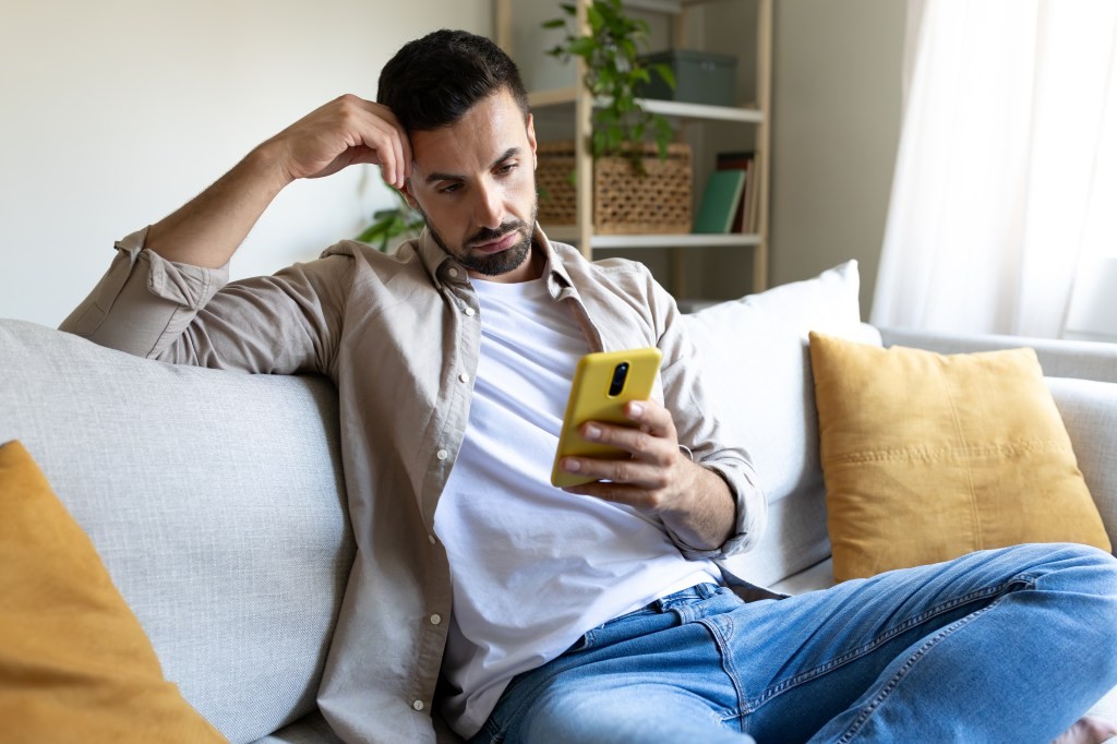 Вашиот телефон тивко ве старее: Новата појава кај младите што брзо ги менува вратовите и лицата