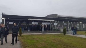 Голем број домашни и странски новинари и набљудувачи ја наполнија судницата каде ќе се суди за трагедијата во Кочани