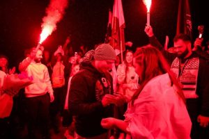 (ФОТО) Емотивен момент – Романтично запросување во Нови Сад: Студент од Нови Пазар ја запросил девојката на Мостот на слободата