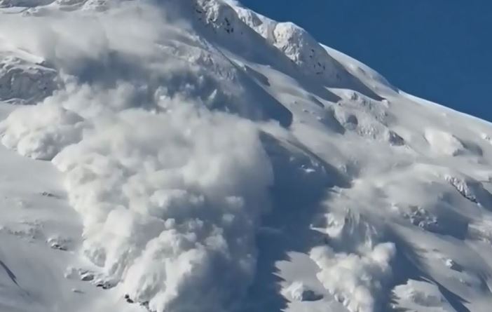 Тројца мртви и осум исчезнати во лавина на хималајски врв во Непал