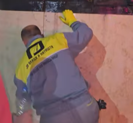 РАЧНО СЕ ЧИСТЕА И СПОМЕНИЦИТЕ НА ПЛОШТАДОТ: Продолжи генералката во Скопје