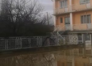 Прво ја нападнале жената, па меѓусебно се истепале и кршеле покуќнина – двајца приведени во Штип