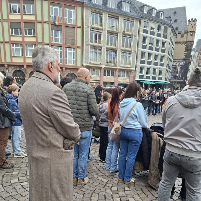 Српската дијаспора со комеморации за жртвите од Нови Сад: Митрополитот Григорије меѓу присутните