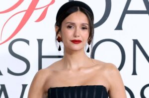 (Видео) Самотијата и годи: убавата актерка ги излуди сите со проѕирен фустан