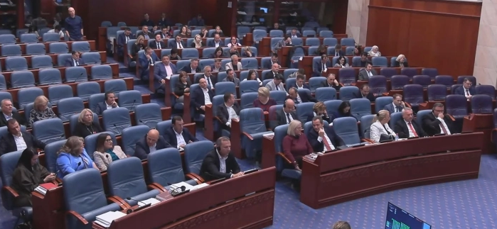 Наскоро ќе почне да се плаќа и за пратките до 22 евра – оданочувањето напредува во Собранието