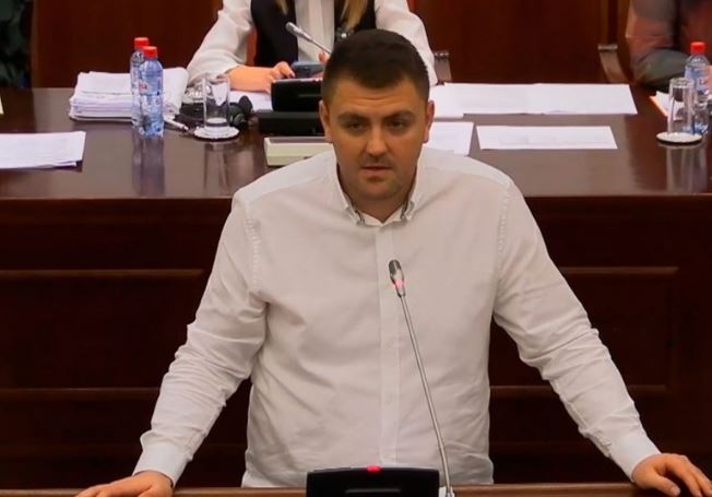 Попов: Инвестираме во младите, конечно ќе се финализираат зградите на ФИНКИ и Факултетот за физичка култура