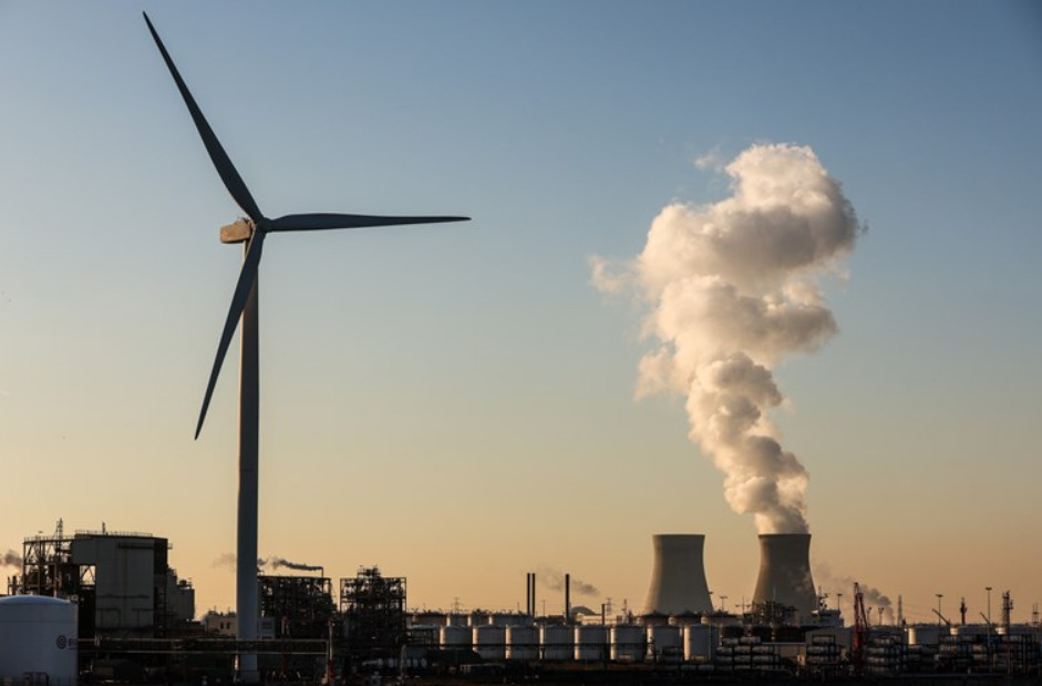 Дронови забележани над нуклеарната централа Доел во Белгија