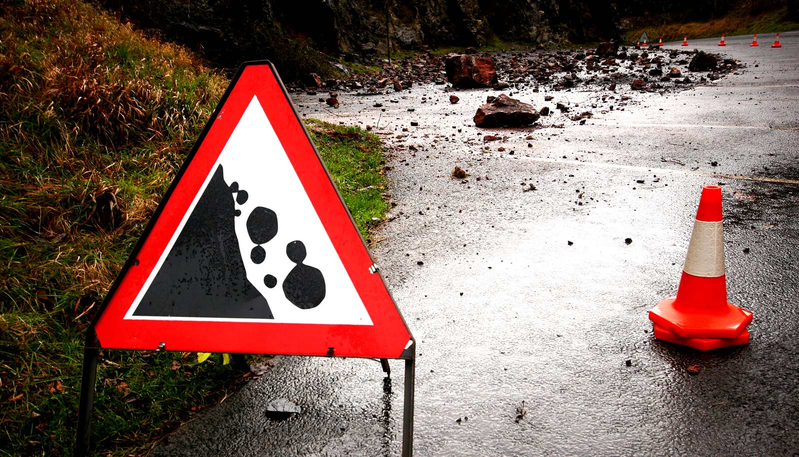 Поради одрони отежнат сообраќајот на патот Делчево-Македонска Каменица