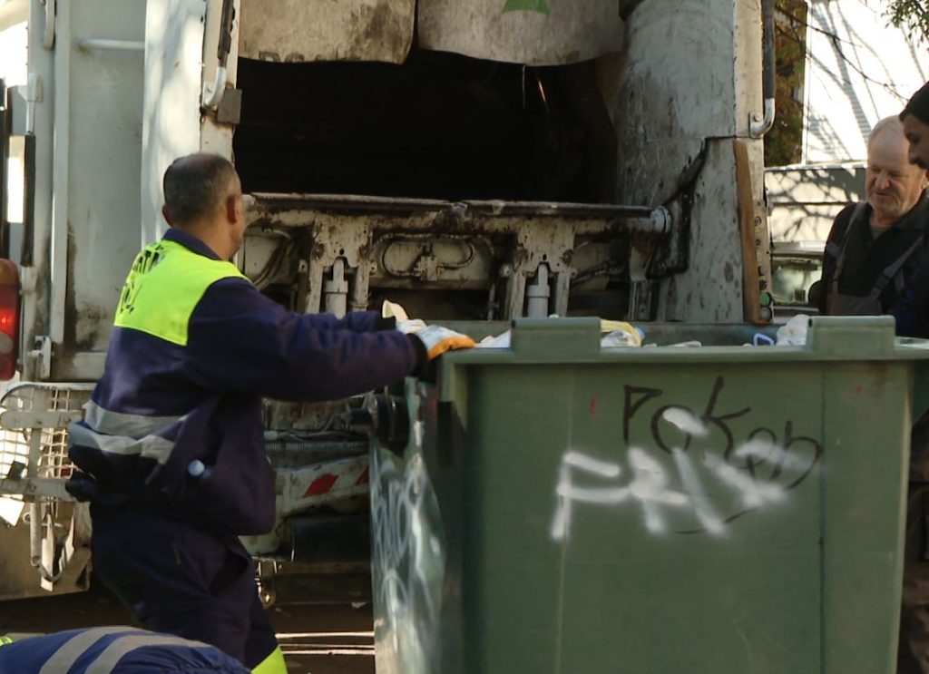 Утре треба да стапи во сила забраната за фрлање отпад ноќе, инспекторите ќе работат во три смени
