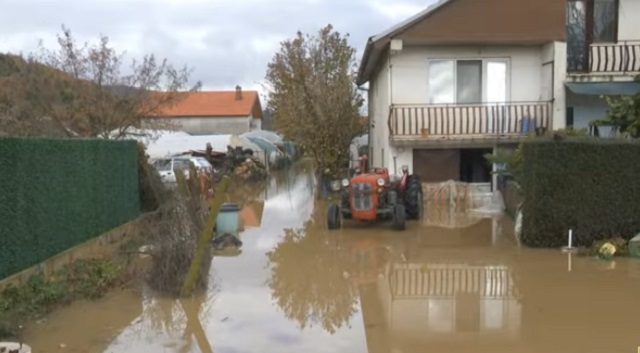 Обилните врнежи поплавија 50 куќи во Ресен