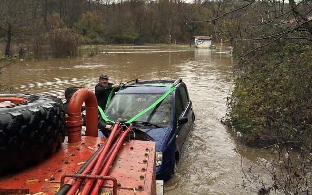 Извлечени две лица заглавени во автомобил во надојдената Пчиња кај Стрновац