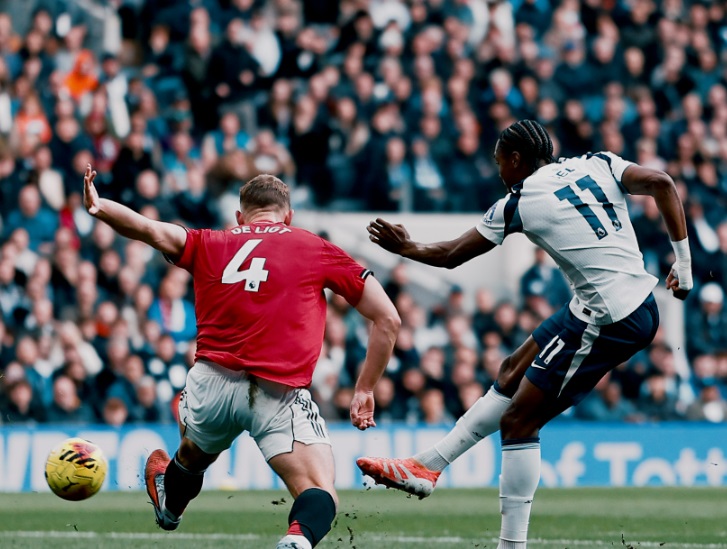 Драма во Лондон: Де Лихт во 96. минута го спаси Јунајтед од пораз против Тотнем (ВИДЕО)