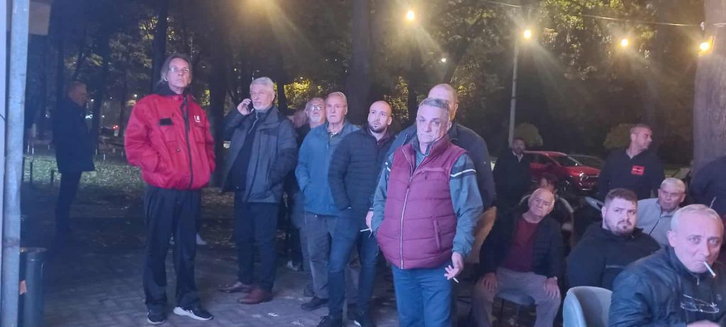 Јакимовски на видеобим ги следи резултатите – тесна е разликата меѓу него и Лукровски