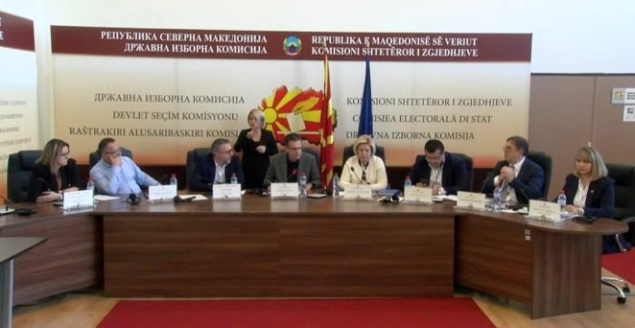 ДИК: Одземени им се акредитациите на осуммина домашни набљудувачи поради агитирање пред гласачко место