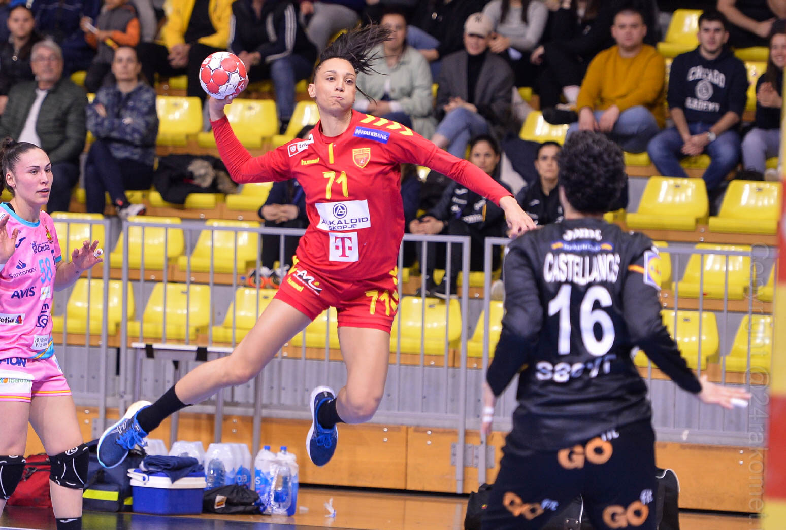 Јована Саздовска му се враќа на ракометот – топката ја замени со свирче