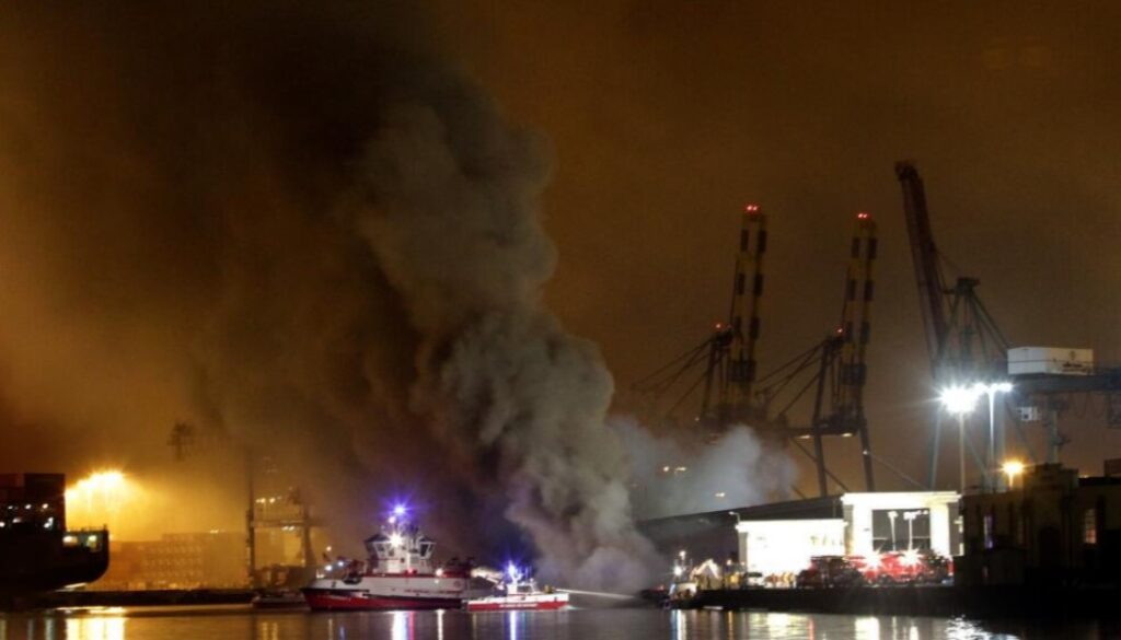 ВИДЕО: Експлозија во пристаништето во Лос Анџелес: Запалени опасни материјали, прогласена вонредна состојба