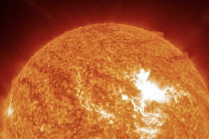 Најсилната соларна ерупција годинава предизвика прекини во радио-комуникациите низ Африка и Европа