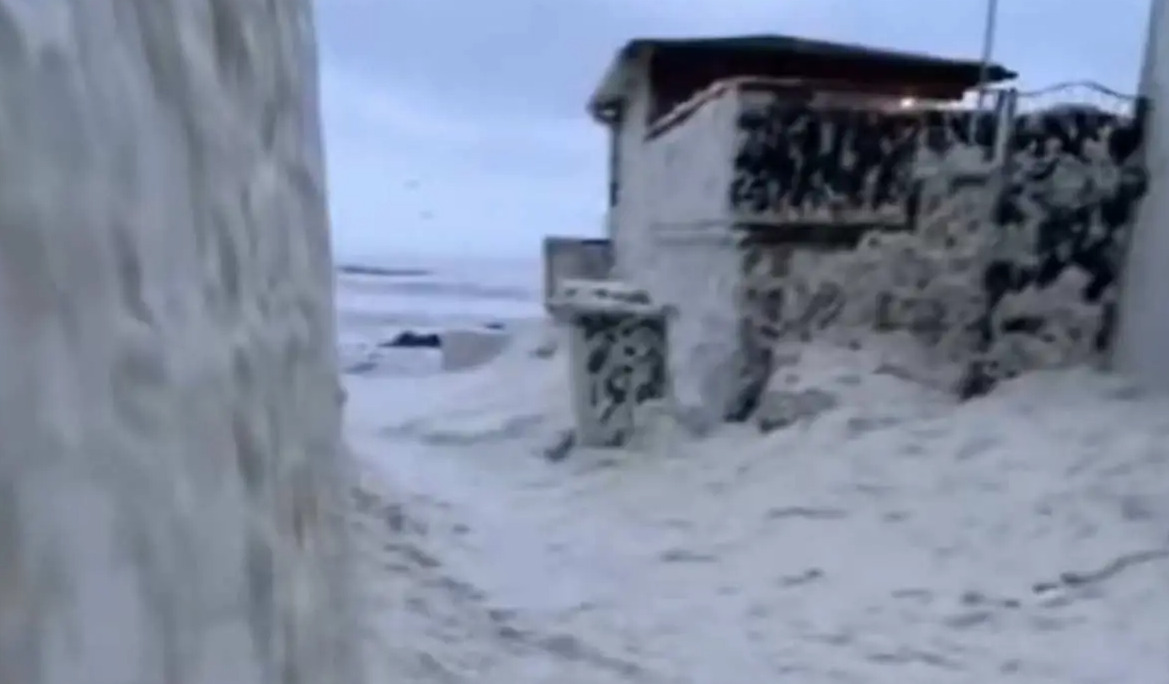 (Видео) Морска пена го преплави Даблин по силното невреме