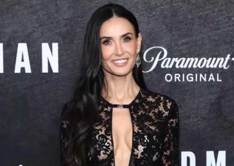 Старее наназад: Деми Мур наполни 63 години и воодушеви во креацијата од тантела