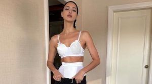 (ФОТО) Необична комбинација – Ретко кој би се осмелил да излезе од дома во облеката на Ирина Шајк: На презентацијата на календарот пристигнала во градник