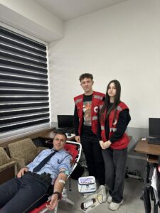 Хуманост на дело-Полицијата, средношколци и професори во Гостивар даруваа крв