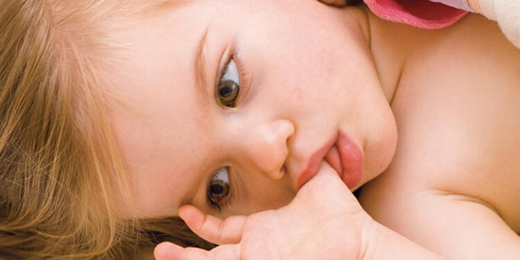 ПРАКТИЧНИ СОВЕТИ: Како да го одвикнете детето од цицање на палецот