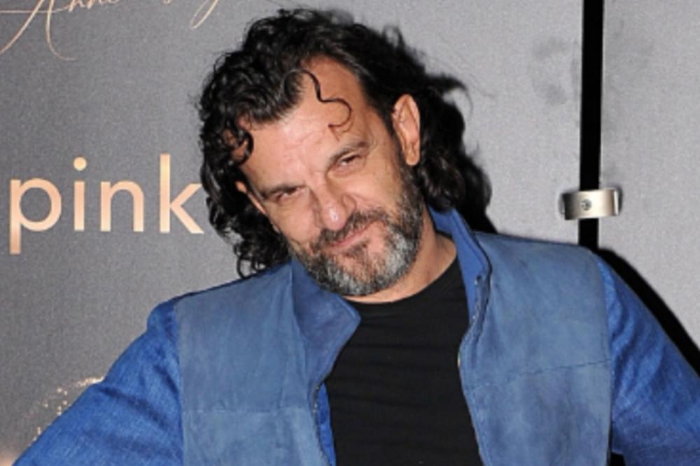 Драма на полноќ во Кавадарци: Полицијата го прекина настапот на Аца Лукас, пејачот однесен во станица среде песна