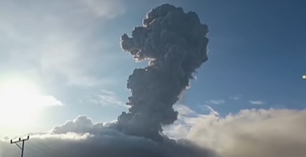 Десетици летови се откажани поради ерупција на вулканот на јапонскиот остров Кјушу