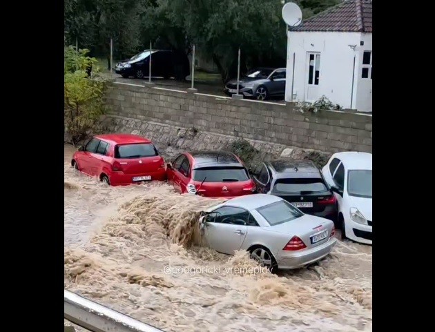 (ВИДЕО) ПОПЛАВЕНИ СЕ УЛИЦИТЕ ВО БУДВА: Водата поместуваше автомобили