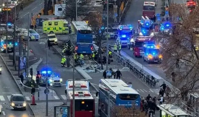 НЕКОЛКУМИНА ЗАГИНАТИ ОТКАКО АВТОБУС УДРИ ВО АВТОБУСКА ПОСТОЈКА ВО СТОКХОЛМ