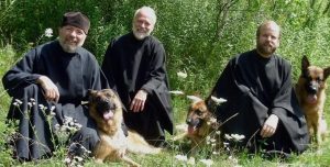 Православни монаси од Њујорк ја одржуваат манастирската економија со одгледување на кучиња