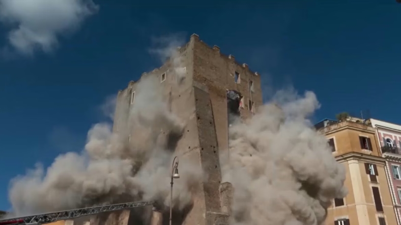 (Видео) Се урна дел од кулата Торe деи Конти во центарот на Рим – еден работник заробен под урнатините, четворица спасени