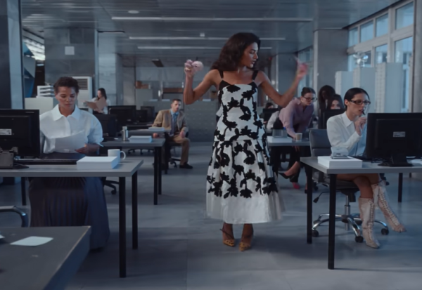 За што се пее во новата „женска химна“ која е искористена над 400.000 пати на „Тик-ток“?