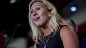 Конгресменката Марџори Тејлор Грин тврди дека добила закани поради судир со Трамп