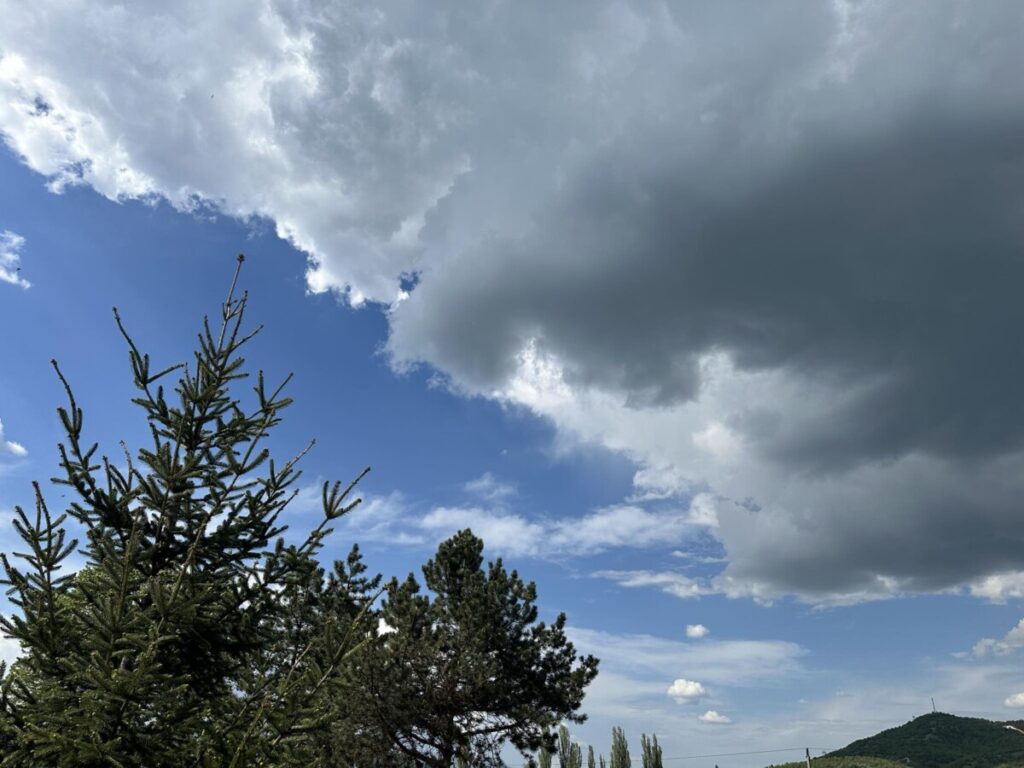 Променливо облачно со сончеви периоди, температурите до 17 степени