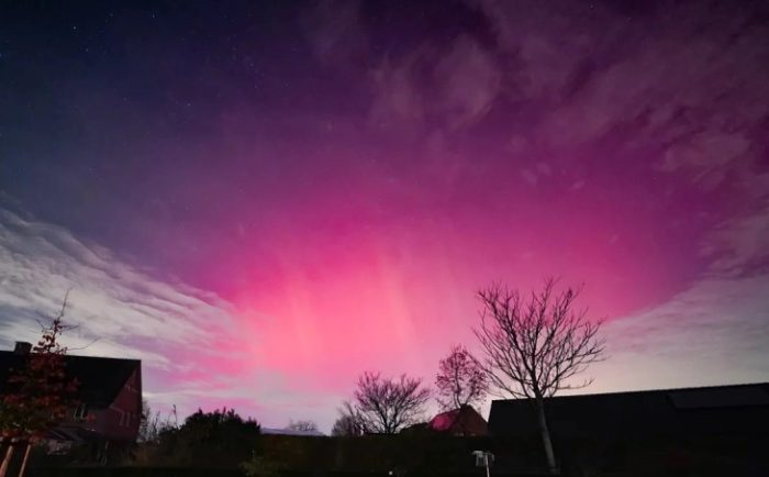 Розова поларна светлина го осветли небото над Белгија и Холандија предизвикана од сончевите бури