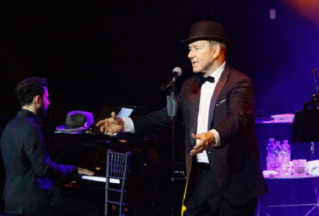 Кевин Спејси на раб на бездомништво, пее во ноќен клуб на Кипар