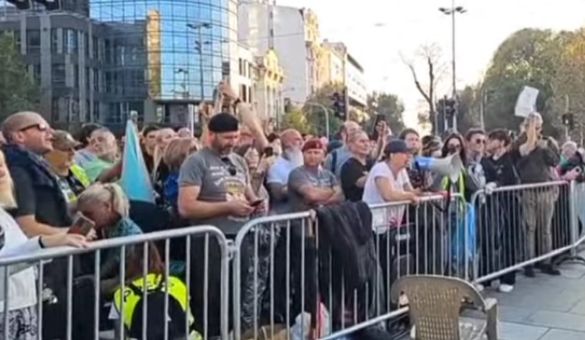 Тензии пред српскиот Парламент откако почна штрајкот на мајката чие дете лани загина при падот на бетонската настрешница во Нови Сад