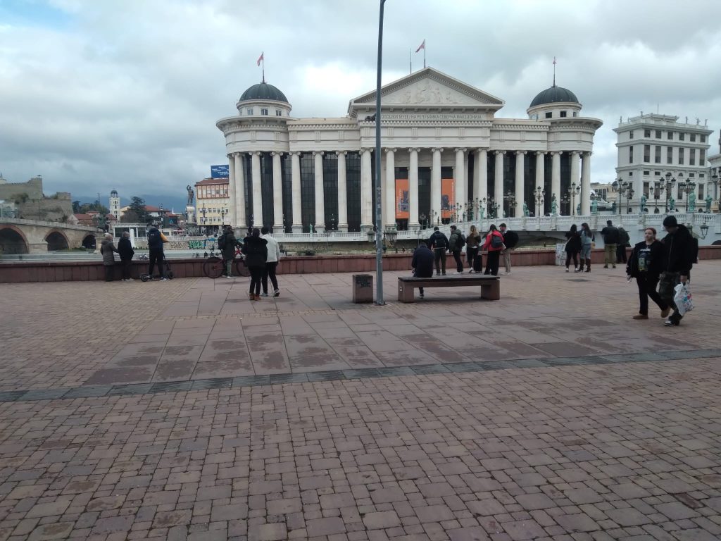 Скопје се буди од запуштеноста, градот се чисти од темел 