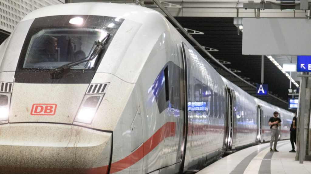 Маж преживеа удар од воз во Хамбург