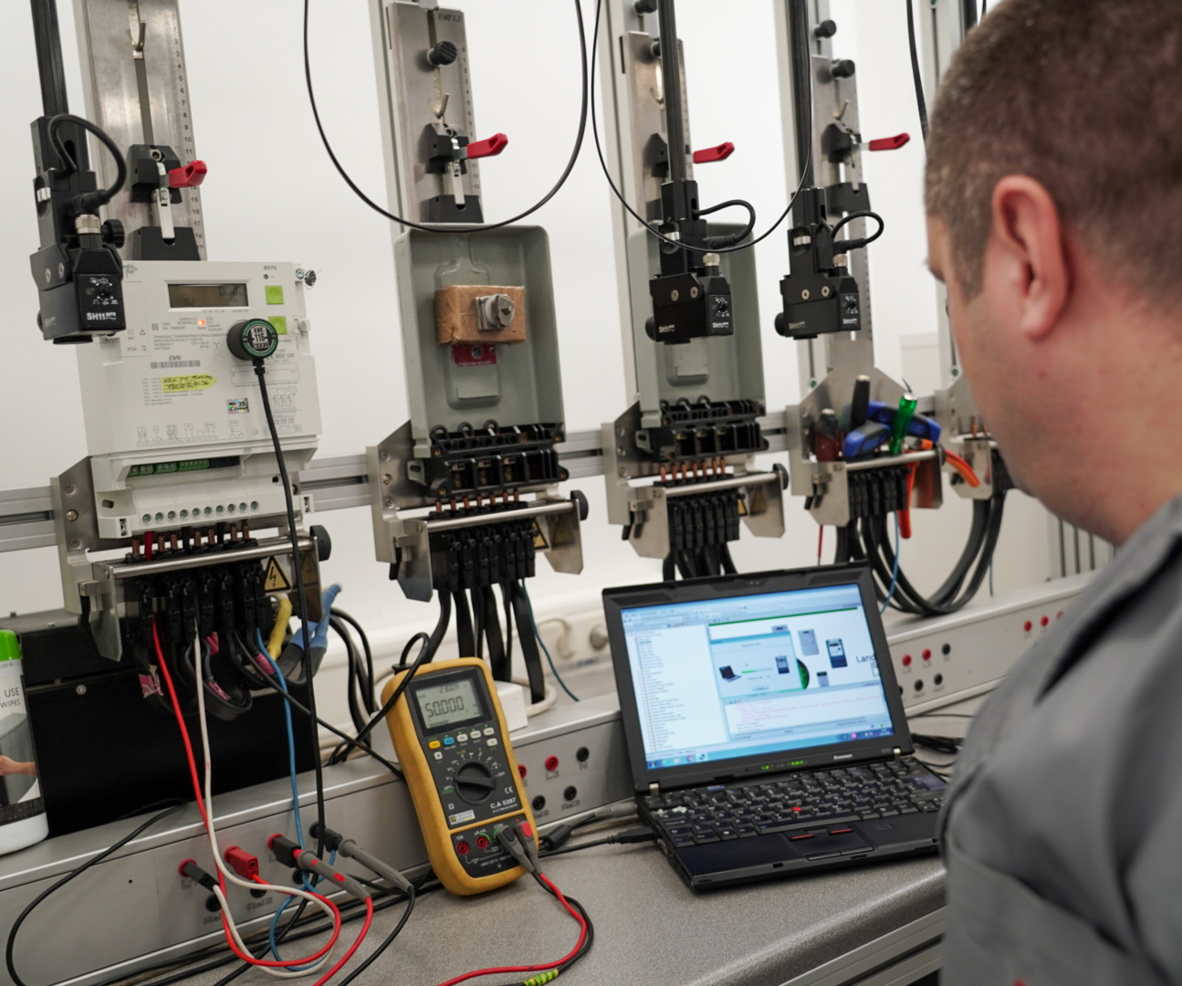 „Контролата на броилата предуслов за доверба во енергетскиот систем“ – Божиновска во посета на лабораторијата на Електродистрибуција